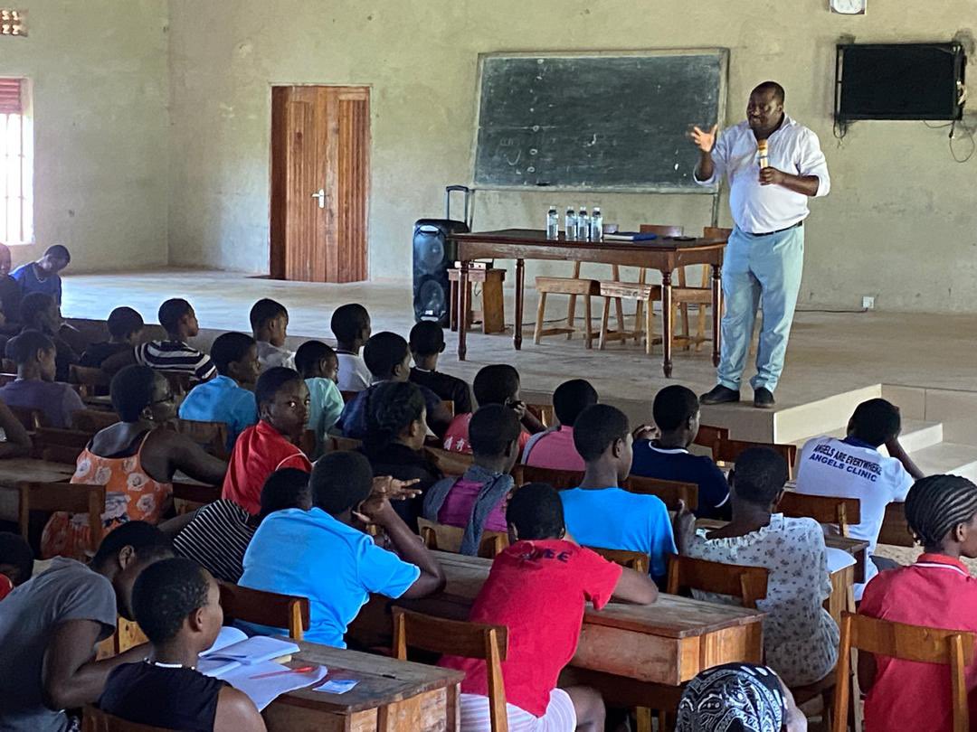 SACHMbarara's tweet photo. When the #teacher in me wakes up I give a very good #healthtalk to #youngpeople #inschool we did this at St. Bridget girls school. I hope this holiday will be the best https://t.co/psbTAYfevh