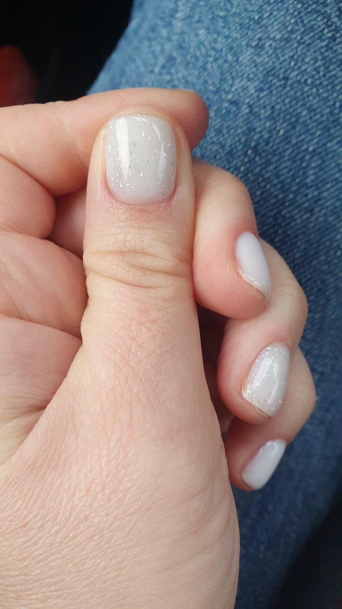 Pēc piedzīvotā: jāuztaisa spīdīgs manikīrs, lai, ja nu gadījumā kādas skumjas uznāk ikdienæ, tad lai domas novēršu ar "aj cik smuki nadziņi". Bet pati to neapjaušot uztaisīju kaut ko tik enğeliski gaišu, ka tagad šķiet to vien domāšu: tur augšā vai man uz pleca ir enğelītis💔✨