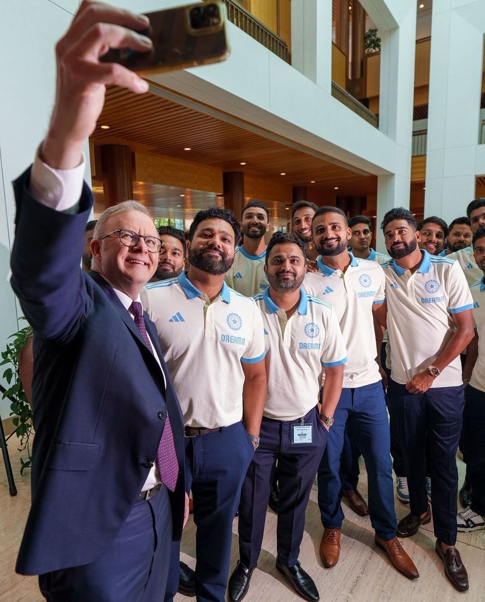 CricCrazyJohns's tweet photo. Australian Prime Minister taking a selfie with the Indian team lead by Rohit Sharma 🤍 https://t.co/chK9EeGHAu
