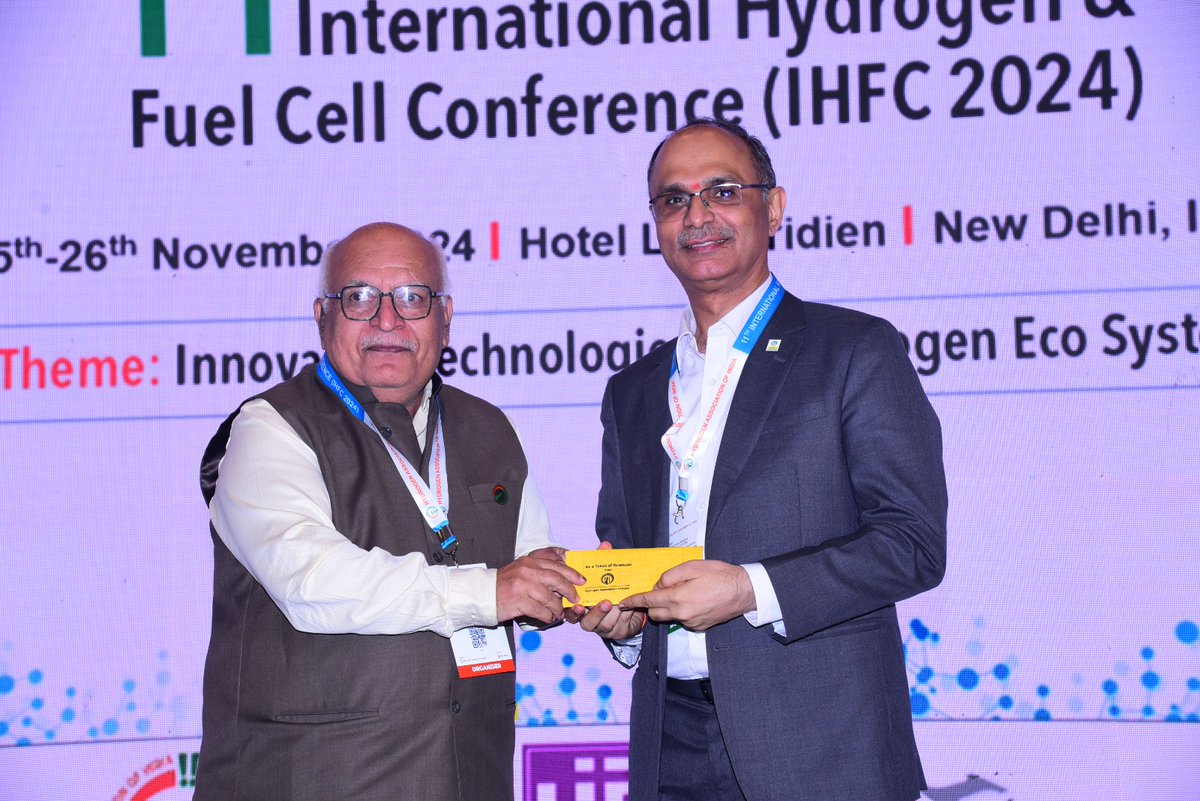 BPCLimited's tweet photo. Accelerating India's Green Energy Goals!

Shri Sanjay Khanna, Director (Refineries), BPCL, shared our ambitious plans to embrace clean hydrogen at the 11th International Hydrogen and Fuel Cell Conference (IHFC-2024).

BPCL is commissioning a 5 MW electrolyser facility at Bina Refinery by March 2025 and exploring innovative ways to produce green hydrogen.

We're committed to a sustainable fuel future and leading the way towards India's green energy goals!

@PetroleumMin 

#BPCL #GreenEnergy #Hydrogen #Sustainability