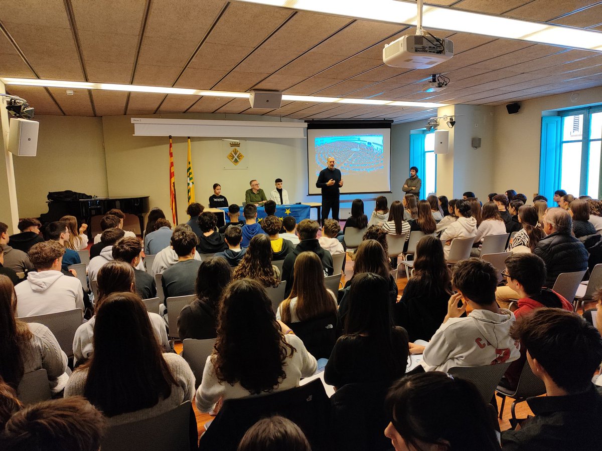 Inselcastell's tweet photo. Tot preparat per participar en el simulacre del Parlament Europeu amb alumnat de 4t d'ESO @CrpMartorell @EscolaElPuig @INSElCairat @esparreguera @Europarl_ES @Europarl_CAT https://t.co/TnJQvkRKsp