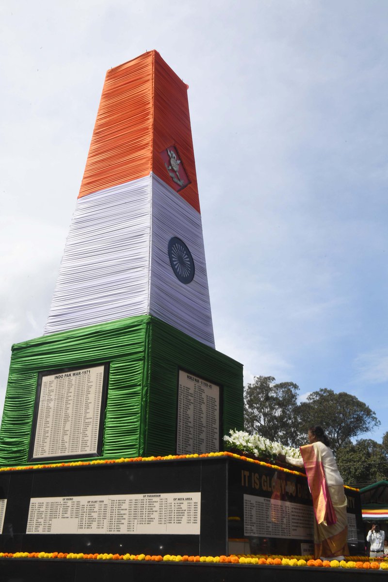 rashtrapatibhvn's tweet photo. President Droupadi Murmu laid a wreath at the War Memorial at the Defence Services Staff College, Wellington and paid tributes to all soldiers who sacrificed their lives in the service of the motherland. https://t.co/Dv9qVAs51r