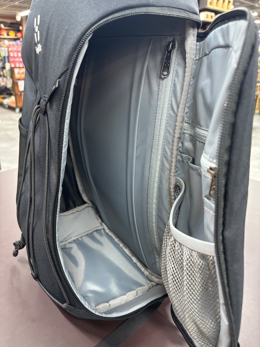 Ishii_Kofu's tweet photo. #ホグロフス
デイパック入荷しました🎒
15・20リットルのコンパクト‼️
大きく横開きするので収納はとても楽ちんです😆
北欧を代表する人気メーカー #Hoglofs をぜひビジネスづかいや旅行のバックとしてお使いください✨
#石井スポーツ #クリスマス #クリスマスプレゼント https://t.co/DXioI2J2CO