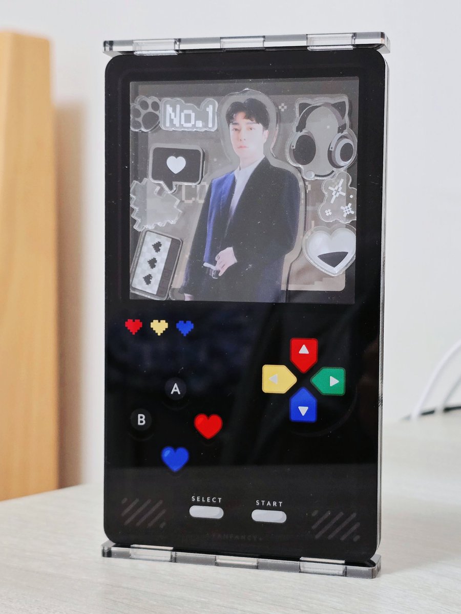 nano_inf_'s tweet photo. 🤍🖤🏁😼
前幾天去大阪玩
看到這個壓克力板板的瞬間
就想到放好久還沒開的MB立牌
組起來發現大小超級剛好的
我天真的好適合這就是緣分吧🥹🫶
#MBITIOUS #NVIOUS https://t.co/47yTmtpwIZ