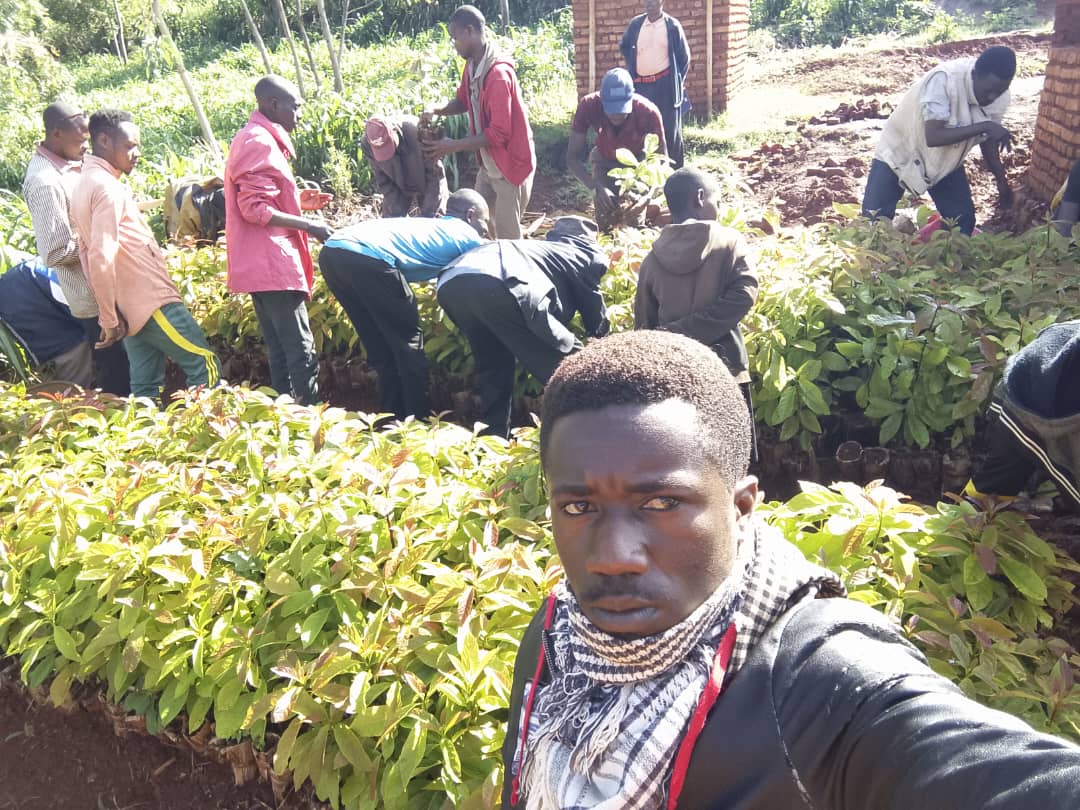 ElyphaseNd65320's tweet photo. #Burundi,@CnddFdd mwaro #zone Rorero #umutumba kivoga,uyumusi igenekerezo rya 28/11/2024
Ubuserukizi bwa @cnddfdd zone #rorero bwazidukiye mugikorwa cogutanga imivyaro y'amavoka kubenegihugu
@DorianeMunezero
@Gatoni_RG
@R_Ndikuriyo https://t.co/kBwxEayaKx
