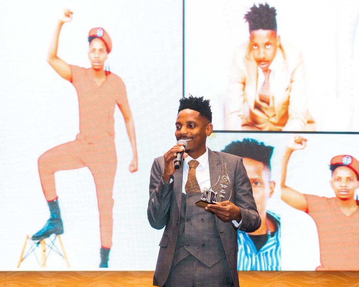 ericomondi_'s tweet photo. TEAM SISI KWA SISI!!!!!!!
Humanitarian of the year🙏
#sisikwasisi
#changingonelifeatatime https://t.co/kBZYXMmO3B