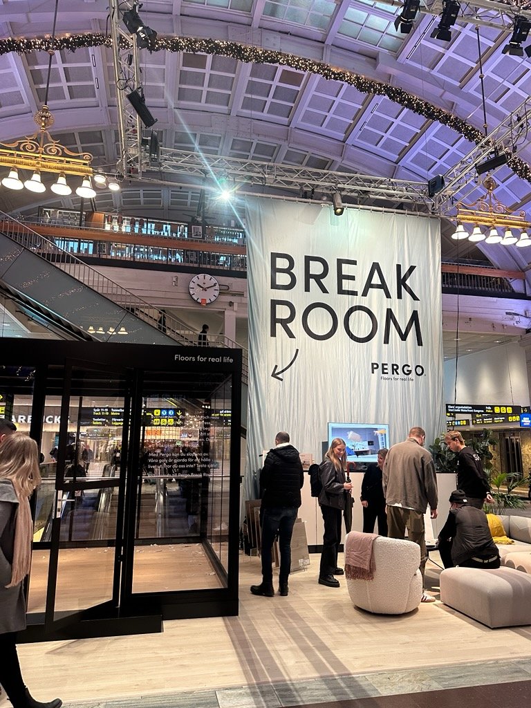 Idag kör vi Break Room på Centralen med Pergo! Stanna till och kasta lite glas och porslin om du har vägarna förbi.

resume.se/kommunikation/…