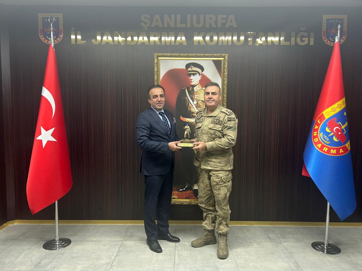 Kent Konseyi Başkanı Süleyman Hartavioğlu ve Yönetim Kurulu Üyeleri Serap Yavuz Madenli, Feridun Turan, Prof.Dr.Çiğdem Çebi, Ali Korkmaz il birlikte Şanlıurfa İl ​​Jandarma Komutanı Tuğgeneral Mücahit AVKIRAN'ı makamında ziyaret etti.
Samimi ve sıcak sohbeti için teşekkür ederiz.