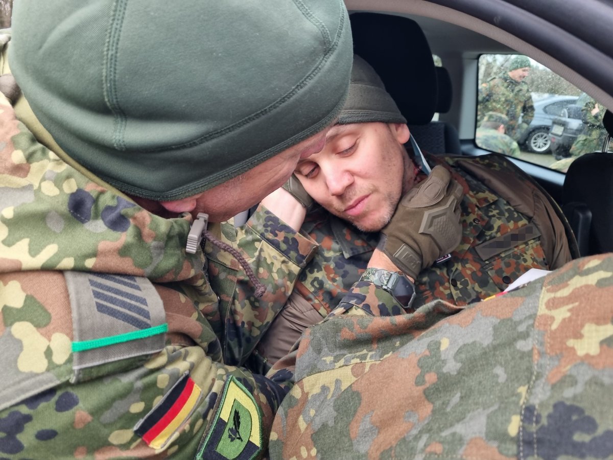 Deutsches_Heer's tweet photo. Lebensrettende Maßnahmen trainieren: Reservistendienstleistende vom #UnterstützungsbataillonEinsatz1 #Heer üben mit @SanDstBw alles von der Blutstillung bis zum Verwundetentransport. Die Ausbildung zum Einsatzersthelfer gehört zu den Grundfähigkeiten jedes Soldaten. https://t.co/Rfar5O36RQ