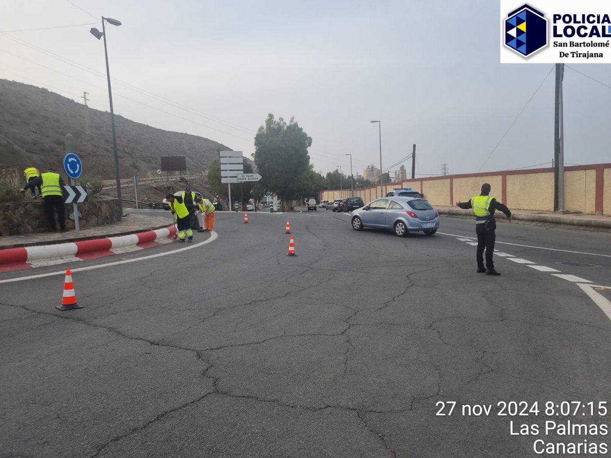 ✅ Agentes de #policialocalsbt 👩‍✈️👨‍✈️ colaboran con trabajadores 🦺 de los #serviciosmunicipalessbt en tareas de limpieza  de margenes de nuestras vias.  
✅ Importante tarea preservando la #seguridadvial #seguridadlaboral de todos.

#maspalomas➕segura
maspalomas.com