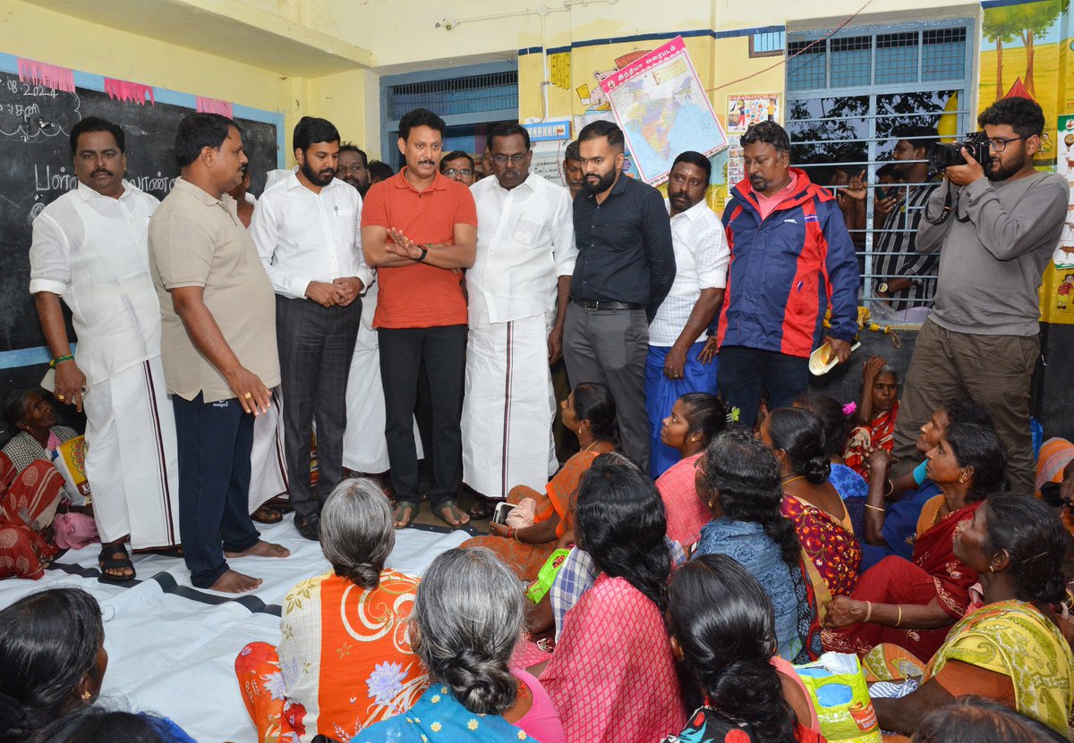 aloor_ShaNavas's tweet photo. கனமழை பாதிப்பால் நாகப்பட்டினம் திருமருகல் #அம்பல் ஊராட்சி ஒன்றிய தொடக்கப் பள்ளியில் பாதுகாப்பாக தங்க வைக்கப்பட்டுள்ள மக்களை, மாண்புமிகு நாகப்பட்டினம் பொறுப்பு அமைச்சர் @Anbil_Mahesh அவர்களுடன் சந்தித்து, தேவைகளை கேட்டறிந்து, நிவாரணப் பொருட்கள் வழங்கினோம்.

#நாகப்பட்டினம் உதவி எண்கள்:
1800-233-4-233, 81100 05558

#RainAlert #HeavyRain #Storm #Cyclone #NorthEastMonsoon #AloorShanavas #VCK #Nagapattinam #NagapattinamMLA