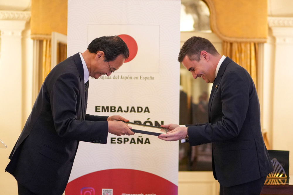 Estrategianet's tweet photo. El consejero @Mikel_Jauregi_ recibe la #distinción del embajador de #Japón, un reconocimiento al esfuerzo de la agencia vasca de internacionalización #BasqueTrade & Investment por estrechar relaciones entre Euskadi y Japón
https://t.co/SV1Lj1Rfux https://t.co/51ozyPnGzh
