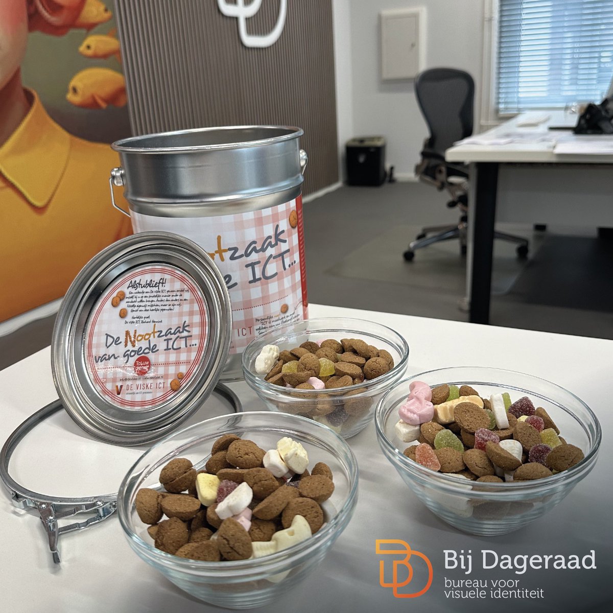 BijDageraad's tweet photo. 𝗪𝗮𝘁 𝗲𝗲𝗻 𝗹𝗲𝘂𝗸𝗲 𝘃𝗲𝗿𝗿𝗮𝘀𝘀𝗶𝗻𝗴! 

Dankjewel De Viske ICT , voor het heerlijke blik met pepernoten! Extra speciaal, want dit blik is voorzien van stickers die wij zelf voor jullie hebben ontworpen 😉. Bedankt voor de heerlijke verrassing – daar worden wij blij van! https://t.co/Q1WQQqippT