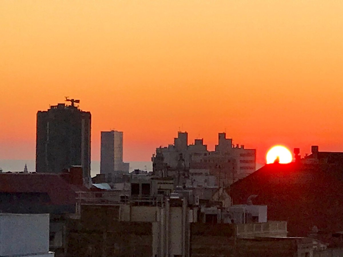 TAIKOMETEOROLOGIA (@taikometeo) on Twitter photo 🌅Bon dia! Ens despertem amb sol, boires a l'interior i inversions tèrmiques marcades.
👉Temperatura mínima a l'observatori de l'<a href="/AlfredRPico/">Alfred Rodríguez Picó</a> (Eixample de Barcelona) de 10,2°C
🌡️Boira persistent tot el dia al Pla de Lleida que deixarà temperatures fredes i frenades 🌅Bon dia! Ens despertem amb sol, boires a l'interior i inversions tèrmiques marcades.
👉Temperatura mínima a l'observatori de l'<a href="/AlfredRPico/">Alfred Rodríguez Picó</a> (Eixample de Barcelona) de 10,2°C
🌡️Boira persistent tot el dia al Pla de Lleida que deixarà temperatures fredes i frenades