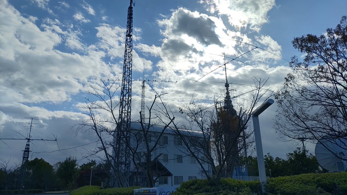 tomtomoh's tweet photo. 近くを通ったので、立ち寄りました。ICOMのならやま研究所です。以前も24号線南下中に右手の丘の上に見えてていつか寄ろうかと思ってましたが、今回は30日の土曜日に開催される、ならやまフェアの下見を兼ねて寄ってみました。クランクアップのアンテナタワースゴウですねー https://t.co/Yvk2s11ePo