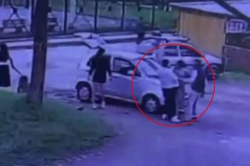 Eclides3's tweet photo. Que vergüenza los  periodistas de @WRadioColombia, entrevistando a la madre de Juan Felipe Rincón. 
No le respetan el dolor de haber perdido a un hijo y la responsabilizan de los malos pasos de Juan Felipe, con hechos no confirmados por la justicia.
Julito, ustedes son bazofia. https://t.co/wLyexJdK6h