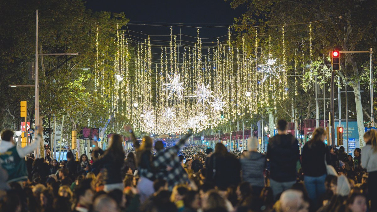 Es momento de dar paso a la Navidad… ¡ya ha llegado el encendido de luces! 🎄✨ Este año, ¡la ceremonia estará acompañada del espectáculo de artes callejeras “Solvern”! Nos vemos en Passeig de Gràcia a las 18.00 h. ¡Descubre la ubicación exacta! 👇
bit.ly/3Z4yiG4