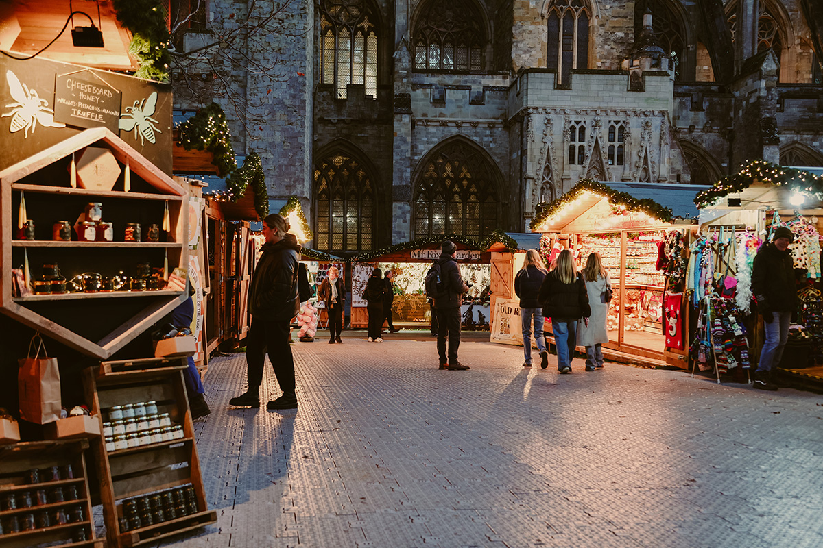 ExeXmasMarket's tweet photo. #ExeterCathedralChristmasMarket is open until 15 December. 🎄Why not take a festive day out to remember  discover unique gifts, cosy bars and global street food. You can also enjoy entry by donation into the iconic @ExeterCathedral. Discover more at https://t.co/5Wf3Q6gYpP https://t.co/fMwkFOpA0K
