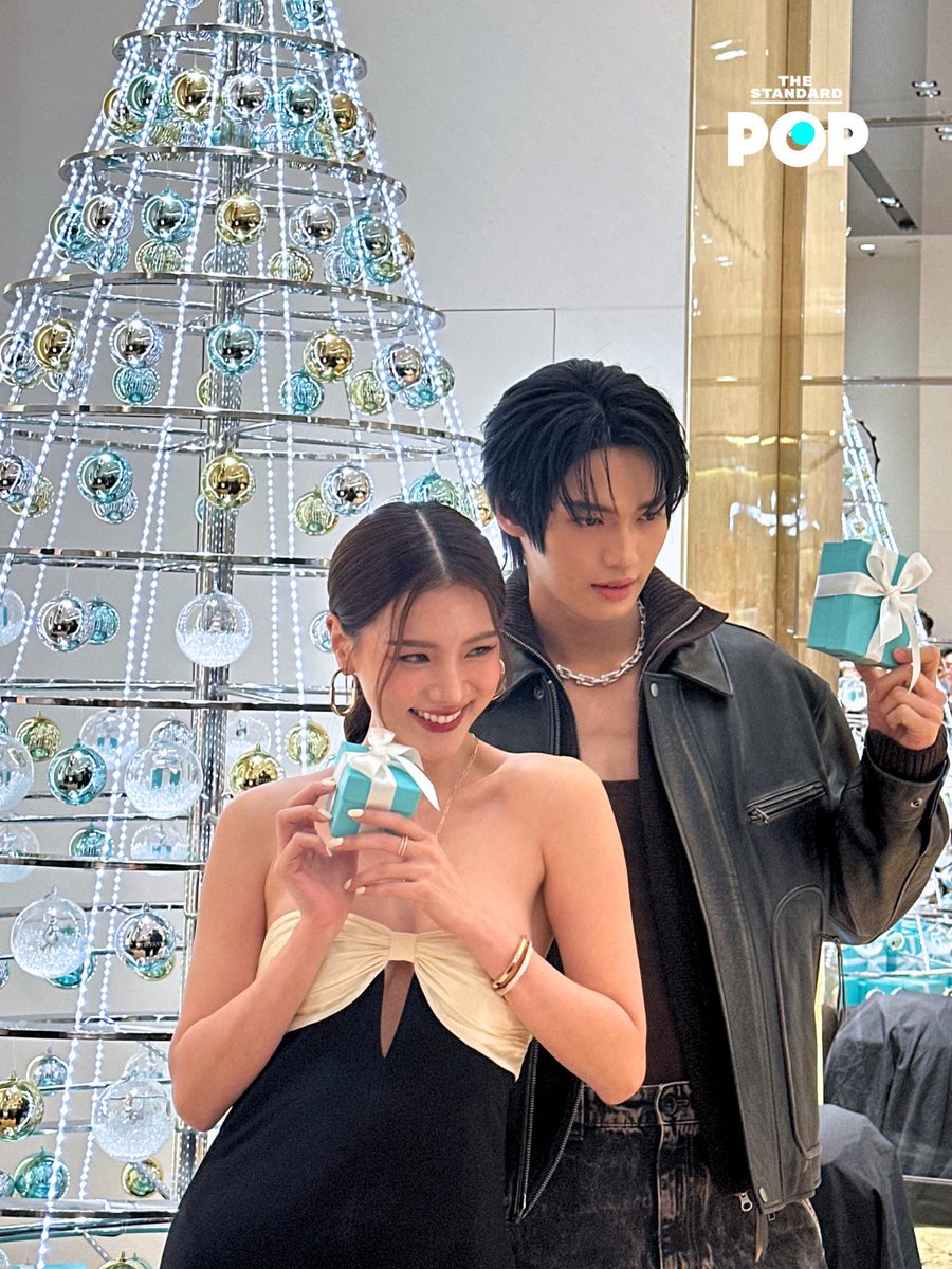 TheStandardPOP's tweet photo. เฟรมร่วมของ วิน เมธวิน และ ใบเฟิร์น พิมพ์ชนก สอง Tiffany & Co. House Ambassador ที่มาร่วมงาน Celebrate the Extraordinary love and joy of holiday season with Tiffany&Co. ณ ร้านแฟลกชิปสโตร์ Tiffany & Co. ชั้น M Siam Paragon 
.
#TiffanyAndCo 
#ATiffanyHoliday  
#winmetawin 
#ATiffanyHolidayxWIN 
#baifernbah
#TheStandardPop
@TiffanyAndCo 
@winmetawin 
@baifernbahhhhh 
@GMMTV