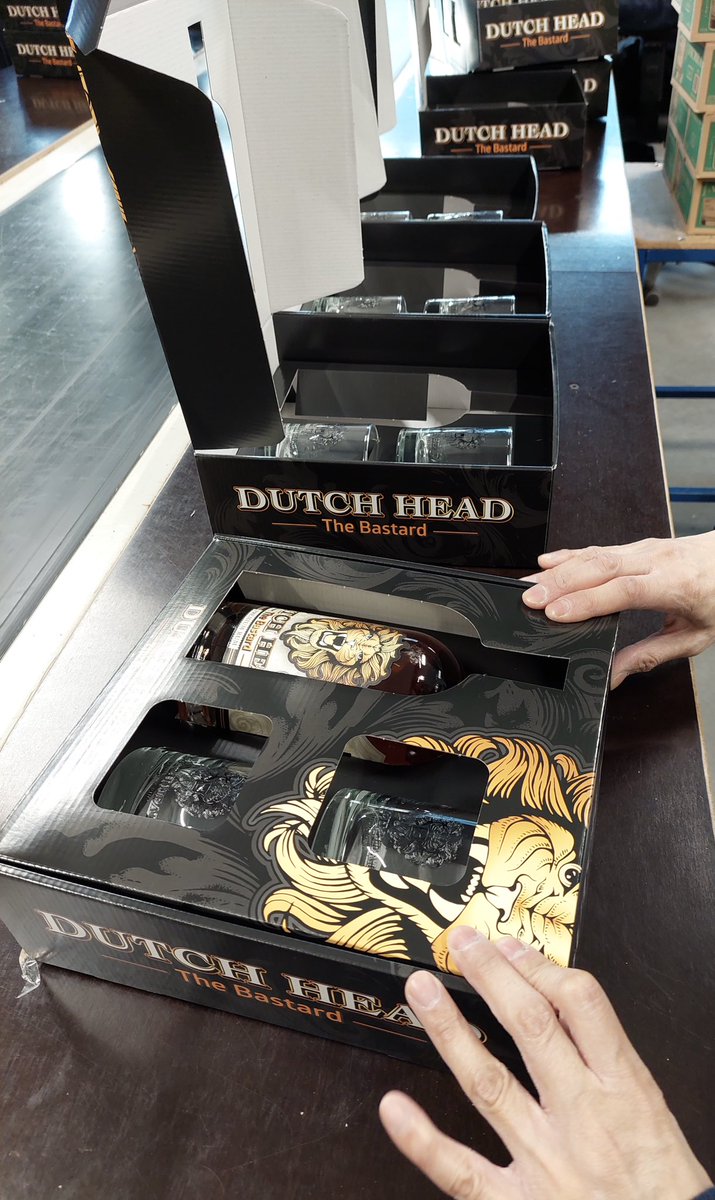 dutchheadrum's tweet photo. Dutch Head Premium Rum staat voor  maatschappelijk verantwoord ondernemen!🌍🥃 Onlangs hebben we samen met WVS in Etten-Leur 948 flessen met zorg en aandacht laten inpakken. 🤝💪

Meer lezen over ons initiatief? 👉 Rumoerig goed inpakken bij Dutch Head [https://t.co/l96AgeooMc]

#MaatschappelijkVerantwoordOndernemen #PremiumRum #SamenSterk #Duurzaamheid #DutchHead 💚📦🍹