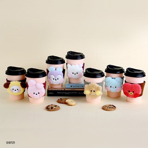 SsolcommerceO's tweet photo. BT21 minini CUP SLEEVE released!💜

Healing Time at a cafe with BT21 friends ☕

It can be used in various cups because the width can be adjusted!

✔ Global
📍 https://t.co/iGh8XnVwbw
👉 Click the link in our bio!
✨ Use 'S4CTXZ1XCZFF' for 10% off ✨

---

BT21 미니니 컵 홀더 출시!💜

BT21 minini 친구들과 카페에서 함께 힐링타임을~ ☕

너비 조절이 가능해서 다양한 컵사이즈에 사용할 수 있어요!

2024년 11월 28일 부터 💜프로필 링크에서 구매가능
https://t.co/9BlxbFYRqu

---

BT21ミニニカップホルダー発売！💜

BT21 mininiの友達とカフェで一緒にヒーリングタイムを~ ☕

幅の調整が可能なので様々なカップサイズに使えます！

2024年11月28日から 💜プロフィールリンクより購入可能
https://t.co/CUnWCC7WyR

#UNIVERSTAR #BT21 #BT21minini #KOYA #RJ #SHOOKY #MANG #CHIMMY #TATA #COOKY #VAN #우주스타 #UNISTARS #컵홀더 #BT21컵홀더