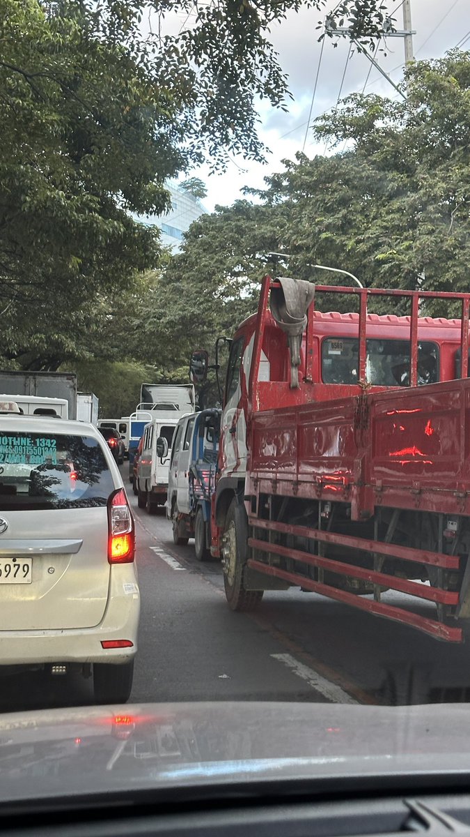 thatwasnico's tweet photo. @COOCLTO @MMDA wala na bang truck ban? Bakit nakikisabay sa rush hour ng C5? https://t.co/CigTCt78ei