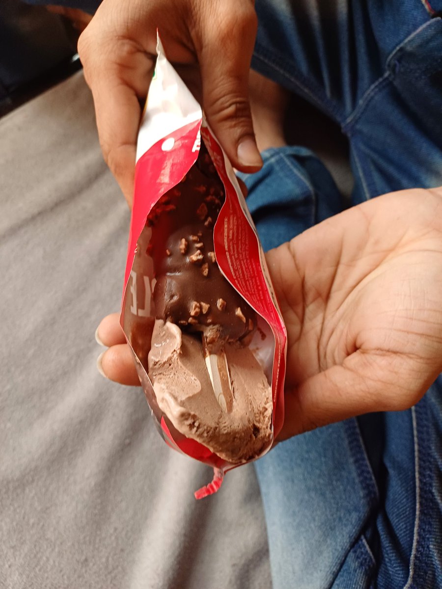 Varunchiru21's tweet photo. @Swiggy 

I have ordered ice cream twice where both the times i recived the ice cream in liquid form which means it wil be mealted what a worst services you offer https://t.co/KStiXHzuiv