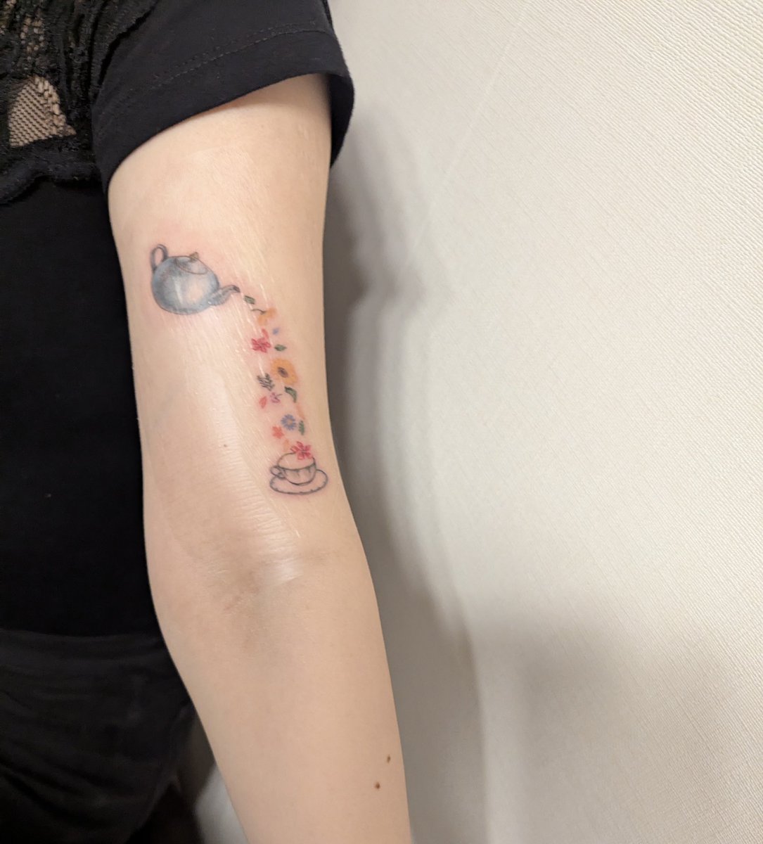 新しいタトゥー💐🫖「十年後も一緒に笑ってお茶を飲もう」という少女