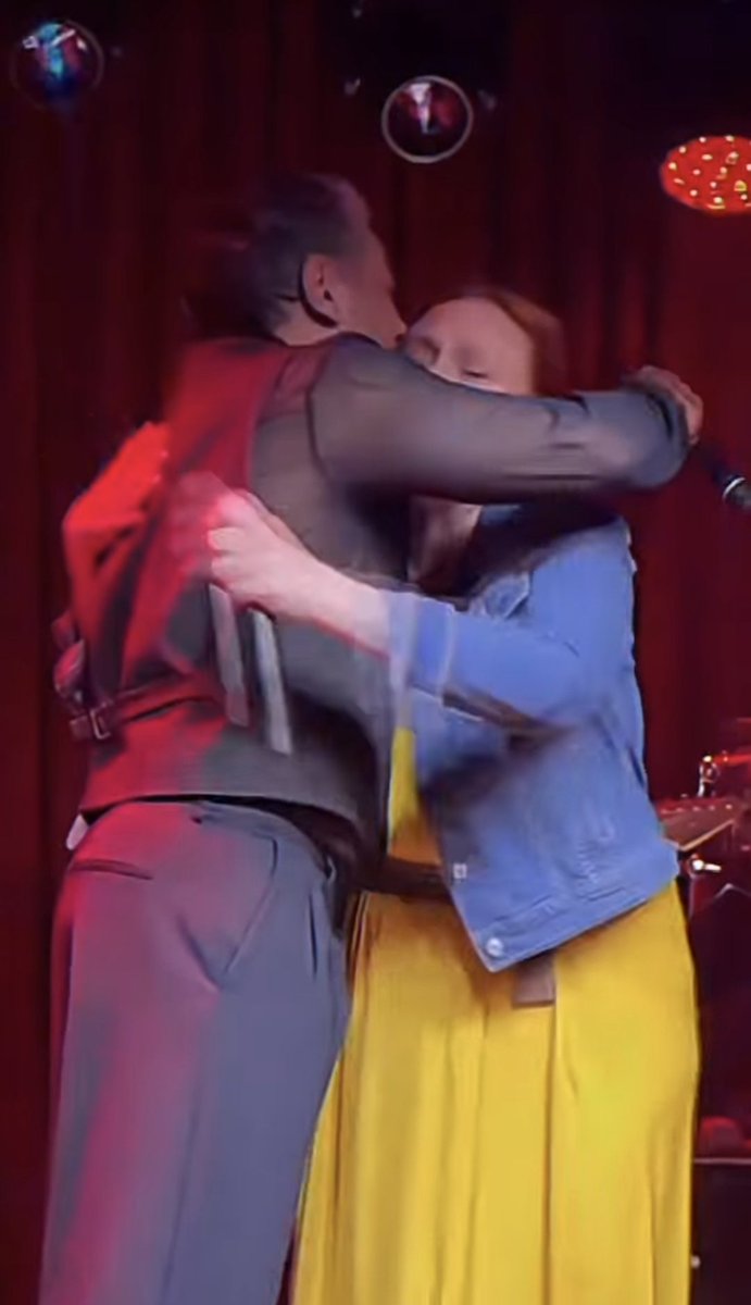 biryarimezgi's tweet image. Beraber Sezen Aksu söylemeleri, Gülçin'in ikisine de olan hayranlığı, ağlayacağım 😍🥺🫠 #emrealtuğ #gülçinsantırcıoğlu #ifor 
Emre🫂Gülçin