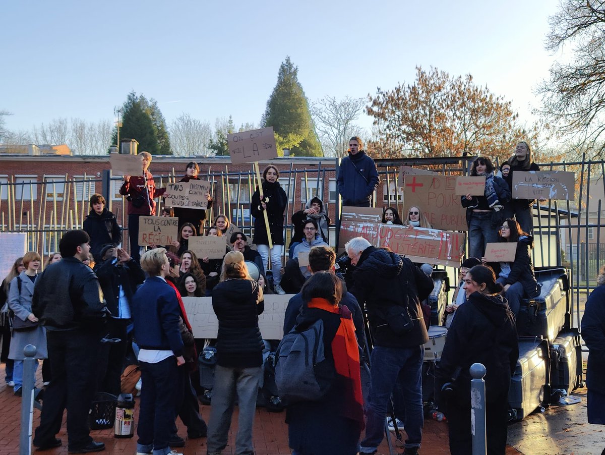 SUDeducation59's tweet photo. ✊ Solidarité avec les lycéen.nes https://t.co/GocddazOcp du lycée Faidherbe à Lille. Il faut du budget pour nos établissements !
 Le communiqué⬇️ https://t.co/tSEZuNpkyC