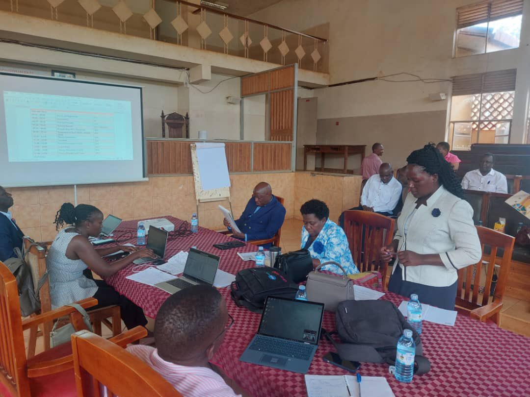 NanyonjoWinnie2's tweet image. The Deputy Chairperson of Mbale Local Government engaging with participants during the consultations on #NDPIV.  

#LGonNDPIV #PlanningForDevelopment