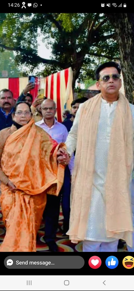 धन्य है वह मां जिसने आप जैसे रत्न को जन्म दिया अपने भतीजे के विवाह के अवसर पर एक सामान्य पुत्र के रूप में हर एक कर्तव्यों का निर्वहन करते हुए गोरखपुर के लोकप्रिय सांसद विश्व प्रसिद्ध सुपर मेगा स्टार श्री रवि किशन शुक्ला जी <a href="/ravikishann/">Ravi Kishan</a>