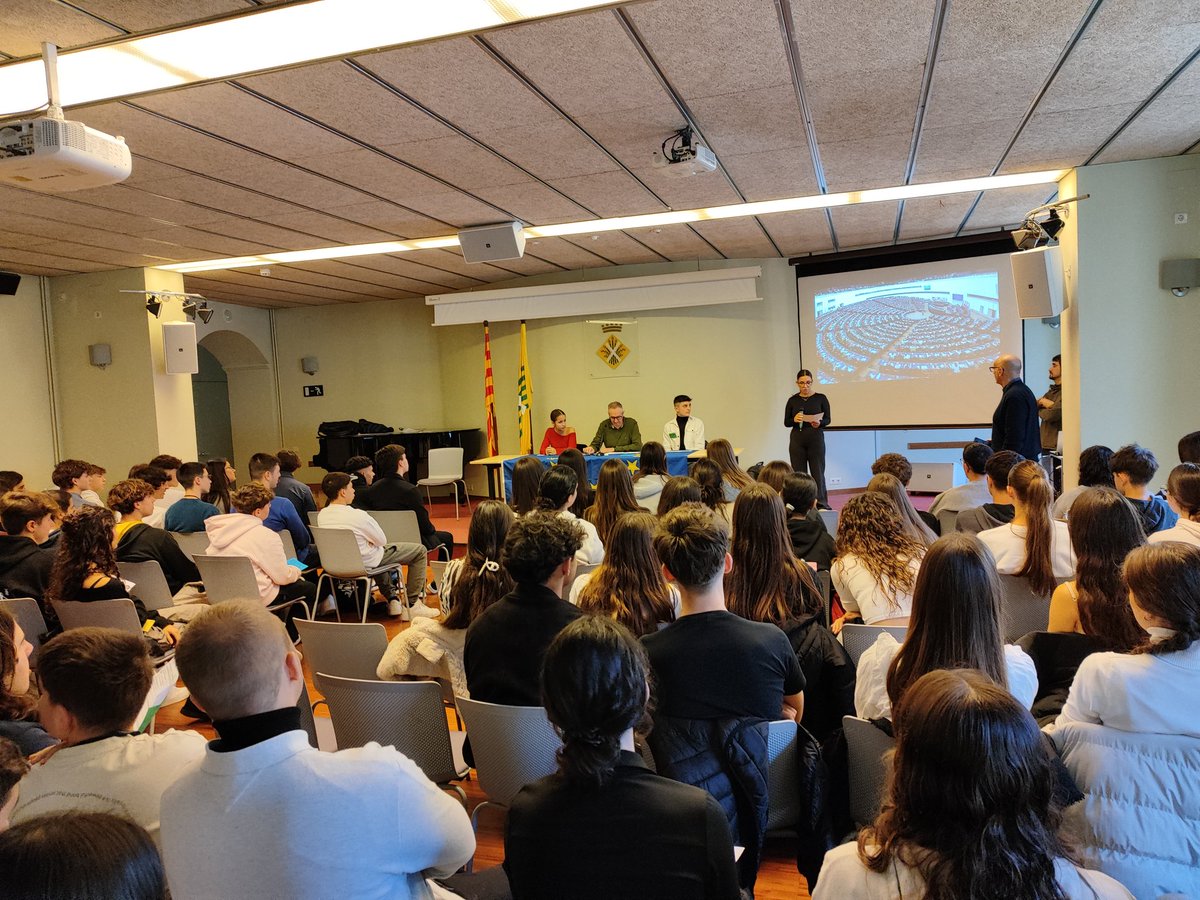 Inselcastell's tweet photo. Ciutadania activa, reflexió, responsabilitat i solidaritat: aprenentatges de present i futur
#SimulaciódelPledelParlamentEuropeu @INSElCairat @EscolaElPuig @Europarl_CAT @esparreguera @CrpMartorell https://t.co/AodndaJipk