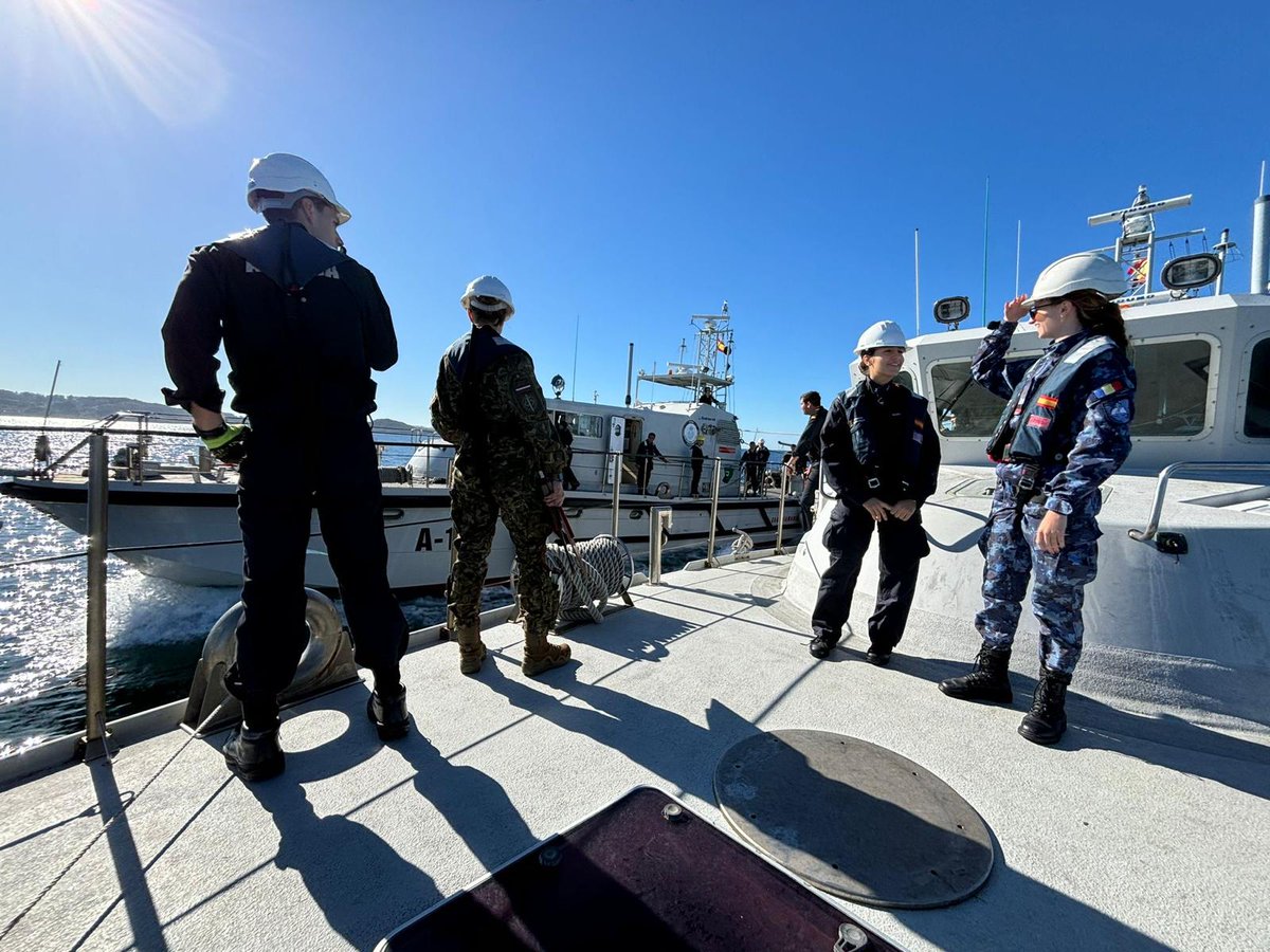 Armada_esp's tweet photo. En la #EscuelaNavalMilitar se realiza adiestramiento en el que participan alumnos y profesores de academias militares de diferentes países, siendo una oportunidad muy buena para adiestrarse, establecer lazos y formarse con sus compañeros españoles. 
#SomosLaArmada⚓🇪🇸 https://t.co/n6xxrfS32E