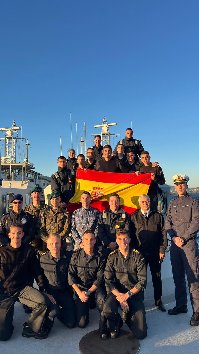 Armada_esp's tweet photo. En la #EscuelaNavalMilitar se realiza adiestramiento en el que participan alumnos y profesores de academias militares de diferentes países, siendo una oportunidad muy buena para adiestrarse, establecer lazos y formarse con sus compañeros españoles. 
#SomosLaArmada⚓🇪🇸 https://t.co/n6xxrfS32E