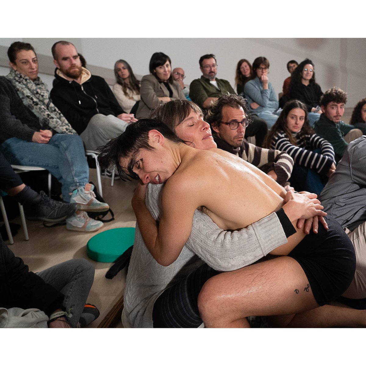CidadedaCultura's tweet image. O Museo Centro Gaiás acolleu na tarde de onte o espectáculo 'Foradada', que resultou  nun ritual de reflexión colectiva sobre a identidade de xénero.

Unha mestura de corpo, auga, vimbio e acrobacias na que o público rematou por integrarse no espazo escénico.
🔵 @CulturaXunta