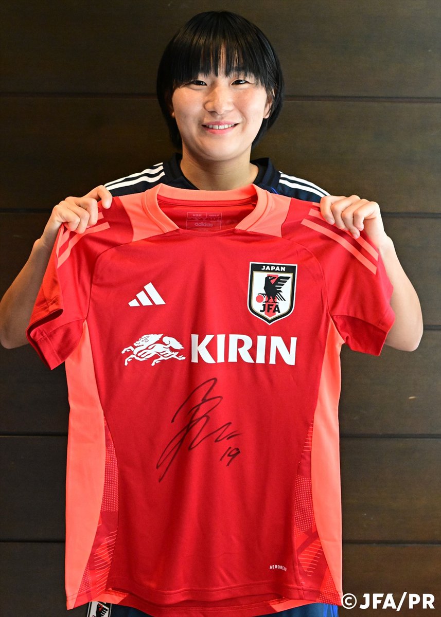 jfa_nadeshiko's tweet photo. \\終了まであと3日☝️//
『能登半島地震 サッカーファミリー復興支援チャリティーオークション 第8弾』実施中🇯🇵

#なでしこジャパン #千葉玲海菜 選手などの直筆サイン入りTシャツを出品中です！

チャリティーオークションへのご参加はこちら💁
🔗https://t.co/erqx5OtPOY

✅12月1日(日)22:00まで

本オークションは能登半島地震復興支援プロジェクトの一環として実施され、売上金はサッカーファミリー復興支援金として、被災地域のサッカー施設の設備改修支援や被災地域のチーム・選手への物資支援、子どもたちの心のケアなどに充てられます。

#被災地に力を 
#がんばろう能登 #復興支援プロジェクト
#夢への勇気を #jfa #daihyo #nadeshiko #サッカー日本代表