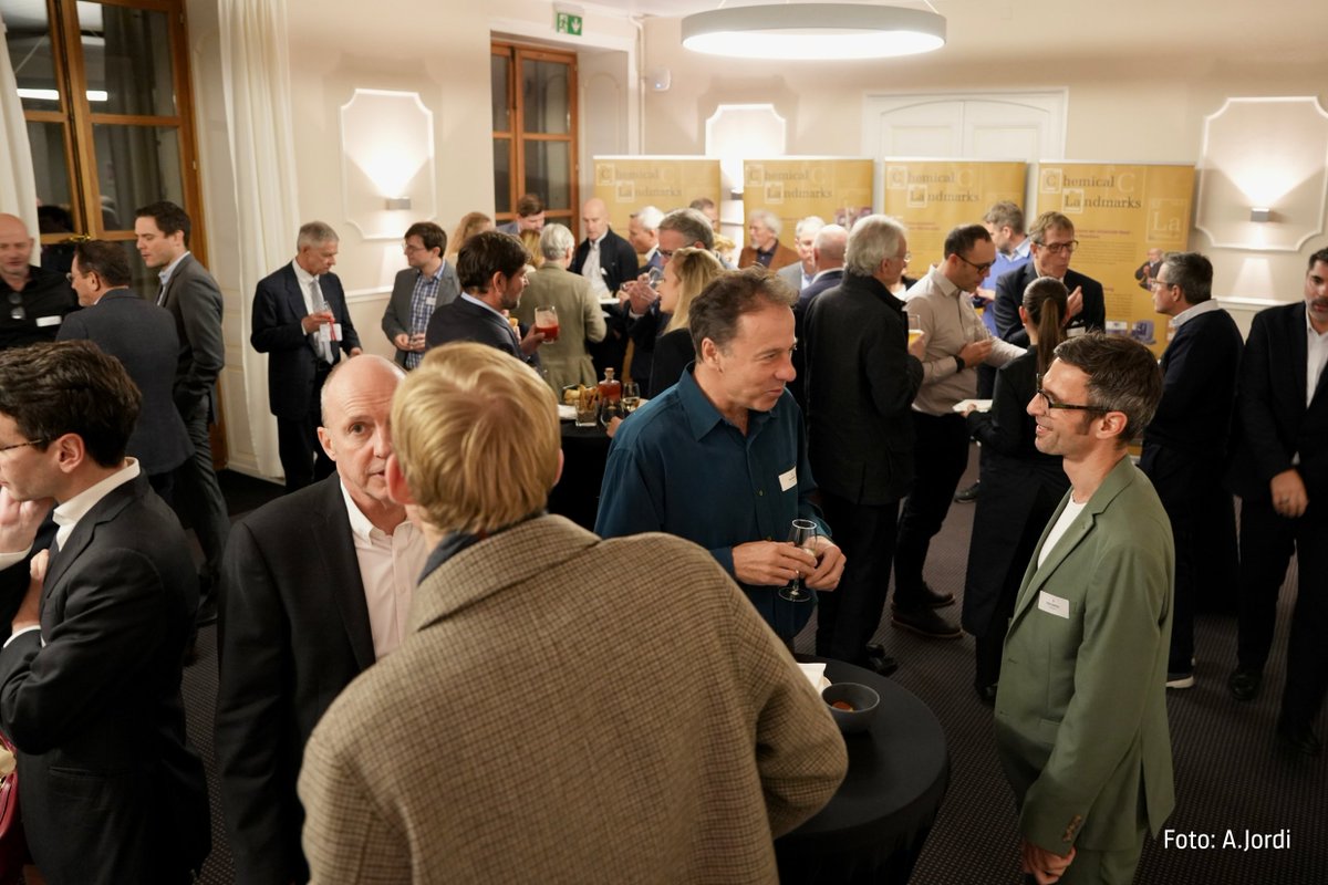 📸 Einige Impressionen von der Enthüllung des #ChemicalLandmark – eine Auszeichnung für <a href="/Givaudan/">Givaudan</a> und <a href="/dsmfirmenich/">dsm-firmenich</a>, die gemeinsam die Geschichte der #Chemie geschrieben haben ➡️ scnat.ch/de/id/4Y6nY