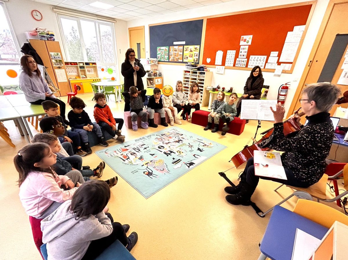 LCDGAnkara's tweet photo. 🇫🇷Dans la cadre des Lycées français du monde, une grand-mère d'élève musicienne professionnelle retraitée a rencontré la classe de GS2 ce mercredi 27/11.
Au programme : présentation du violoncelle, lecture de conte ponctuée de moments musicaux, écoute musicale...
@aefeinfo
#SLFM https://t.co/TgWFXImGTF
