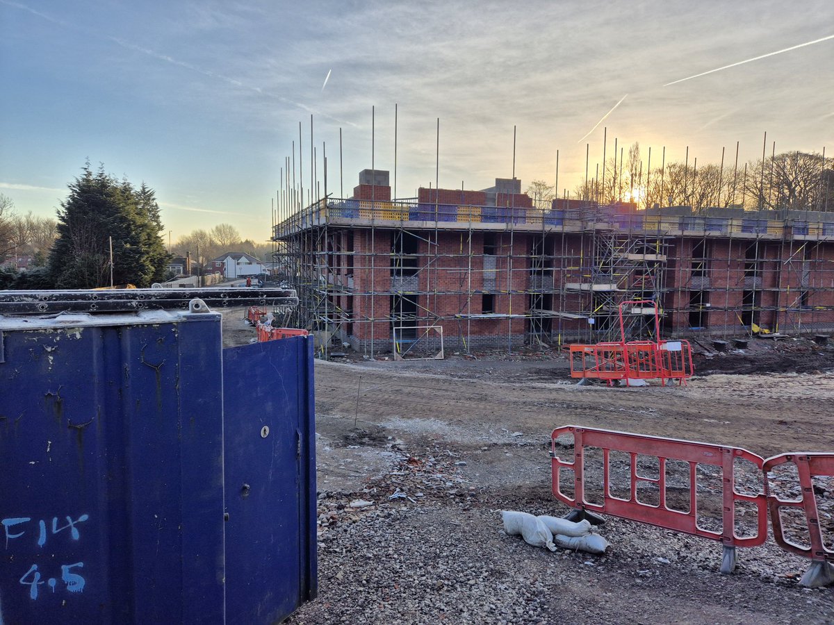 Lalaw17347933's tweet photo. @seatedskydiver Morning kev we love these winters days #builderslife https://t.co/dSGn0P4eEL