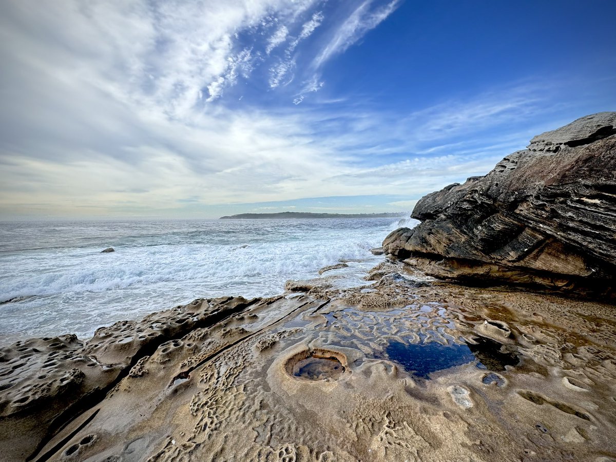 Weathered.
#sydney #sandstone #coast #tafoni