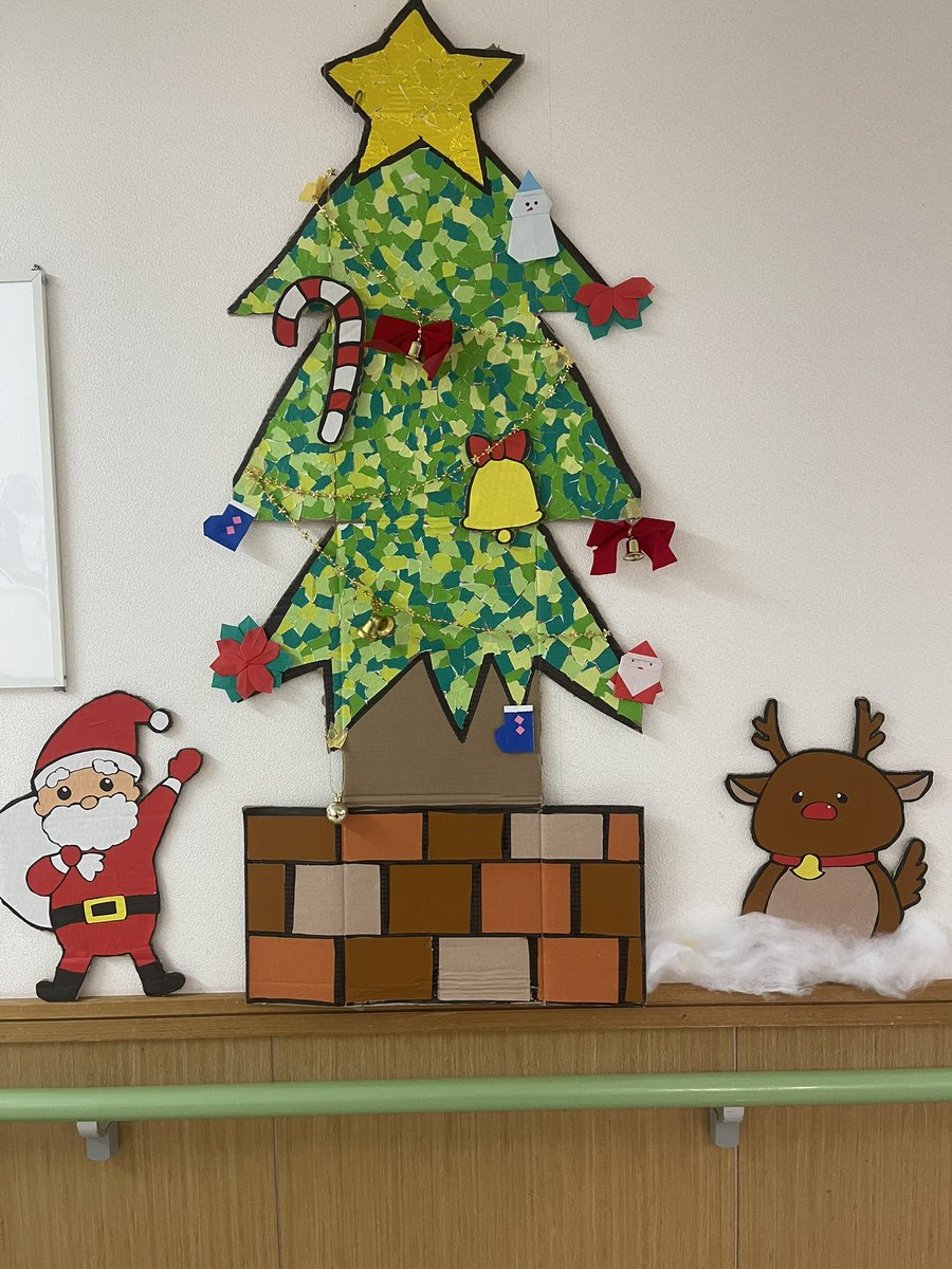 yama_okir's tweet photo. 図案をダンボールに描くところから始まったクリスマス飾り付け🎄ちゃっちいけど、満足です( ˶'ᵕ'˶)！

患者さんや、面会に来られた家族さんが喜んでくれるといいな〜🙂‍↕️🫶🏻

#介護  #久しぶりの制作 https://t.co/2hpK74eE2T