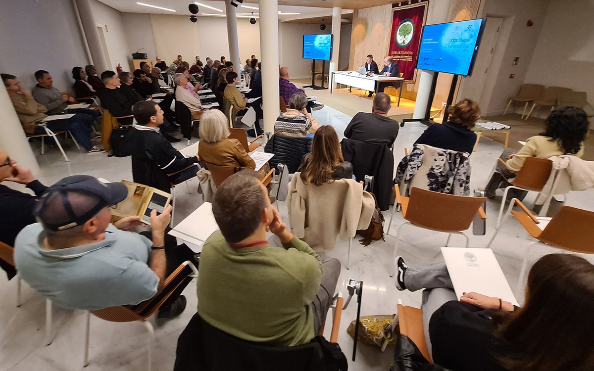 euskaltzaindia_'s tweet photo. 👉XXIX. Jagon Jardunaldia Bilbon.
👨🎓Jon Sarasuak 'Euskararen Gogoetagunea' egitasmoaren helburuak aletu ditu jardunaldiaren lehen hitzaldian.
📽️'Euskararen Gogoetagunea'ri buruz gehiago jakin nahi? Hemen: https://t.co/hT9jdBYsoz
#Jagon #ekinetajarrai #euskera
@Gipuzkoa @Gob_eus https://t.co/mykBMUs5nN