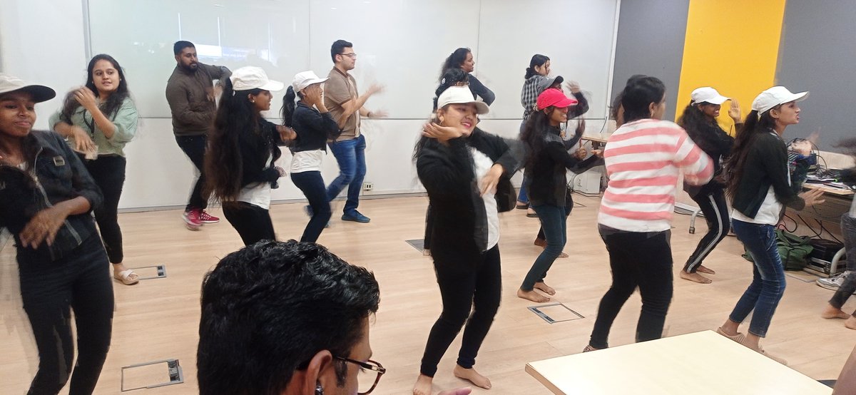 EY_India's tweet photo. Our office turned into dance floor as students from Grades 8-12 at Vidya School, New Delhi; Rishi Valmiki Eco School, Mumbai; and Yuva Lok High School, Bengaluru delivered epic flashmob performances along with our people
#EYFoundation #EYRipples #20YearsOfImpact https://t.co/0oRco9kAvT