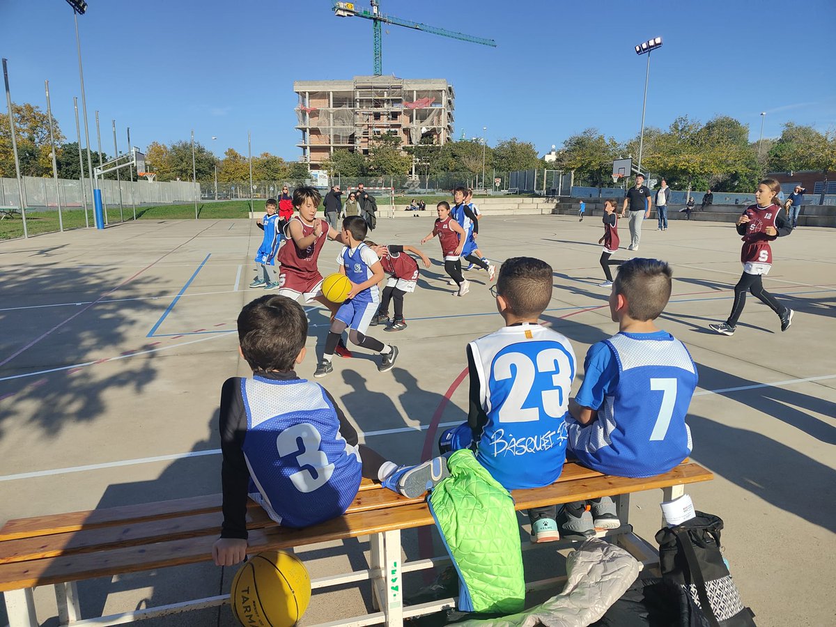 BasquetRibes's tweet photo. 🟦⬜ BENJAMÍ BLAU
«Sabíem que en algun moment toparíem amb un equip que ens fes suar fins a quedar-nos sense alè. Així va ser dissabte, un partit treballat i on vam descarregar tota la bateria!🔋».
#basquetribes #adnribes #spribes #esportribeta
@santperederibes @UCECcat https://t.co/IvBuvVKX5C
