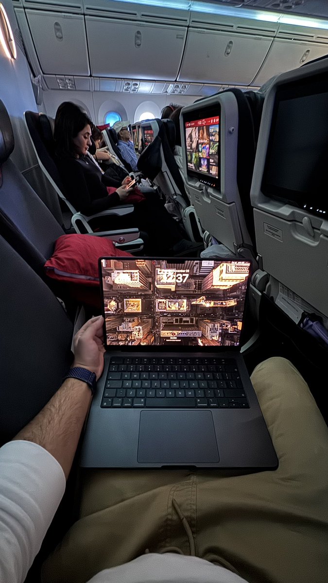 Getting 3 available seats RANDOMLY, on a 13h flight is another level of luck and even better than paying for business class! 🍀