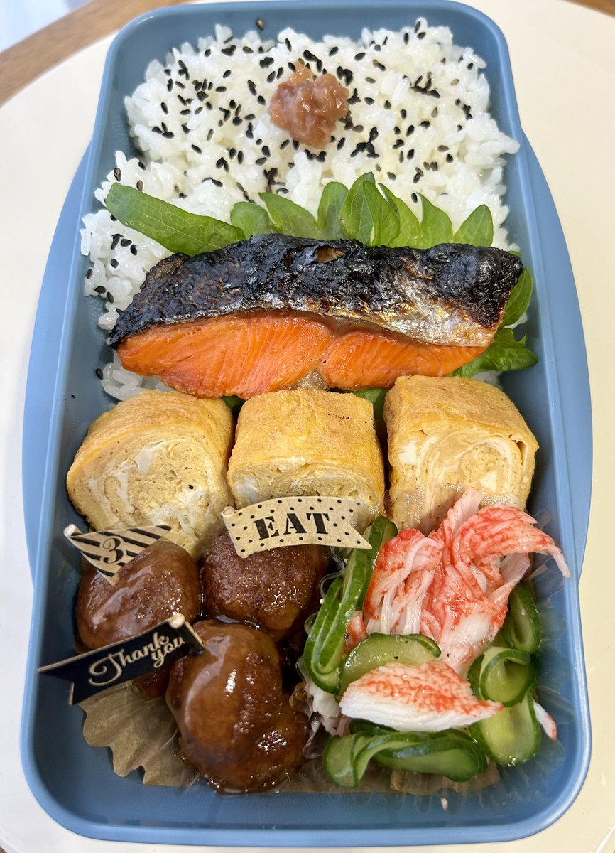 ___tomotomo___'s tweet photo. ☆焼き鮭弁当☆
☀︎ 焼き鮭
☀︎ 甘酸肉団子
☀︎ 玉子焼き
☀︎ きゅうりとカニカマのサラダ
☀︎ しそ　☀︎ 梅干し　☀︎ ごま塩

昨日はクリームスープパスタ＆パン弁当でした。（写真なし）
スープジャーが活躍する季節がやってきた
#男子高校生弁当　#お弁当記録　#お弁当
2024.11.28（木） https://t.co/BD1TXEbmR9