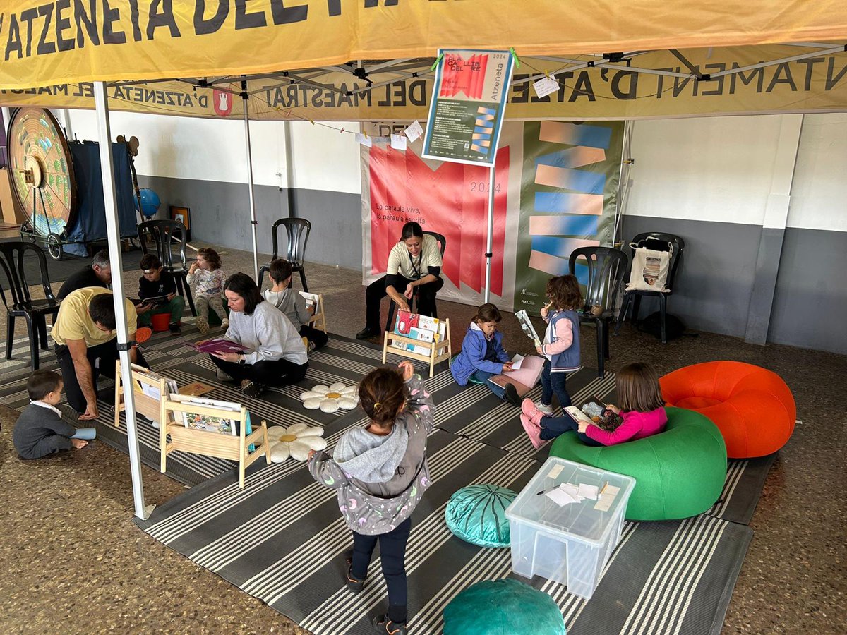 El projecte Biblioxarxa del <a href="/peuuji/">PEU UJI</a> apropa la lectura en valencià a #Atzeneta a través de la Plaça del Llibre. Tallers i teatre per a públic infantil, una ruta literària i una taula rodona van ser l'eix de la jornada. 
Més informació a goo.su/hJYPi

@ujiuniversitat