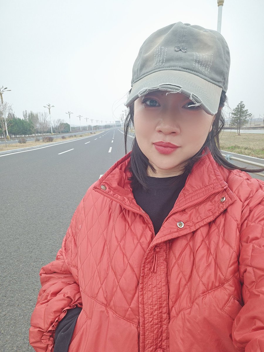 Хотын захаар тайван алхаад...