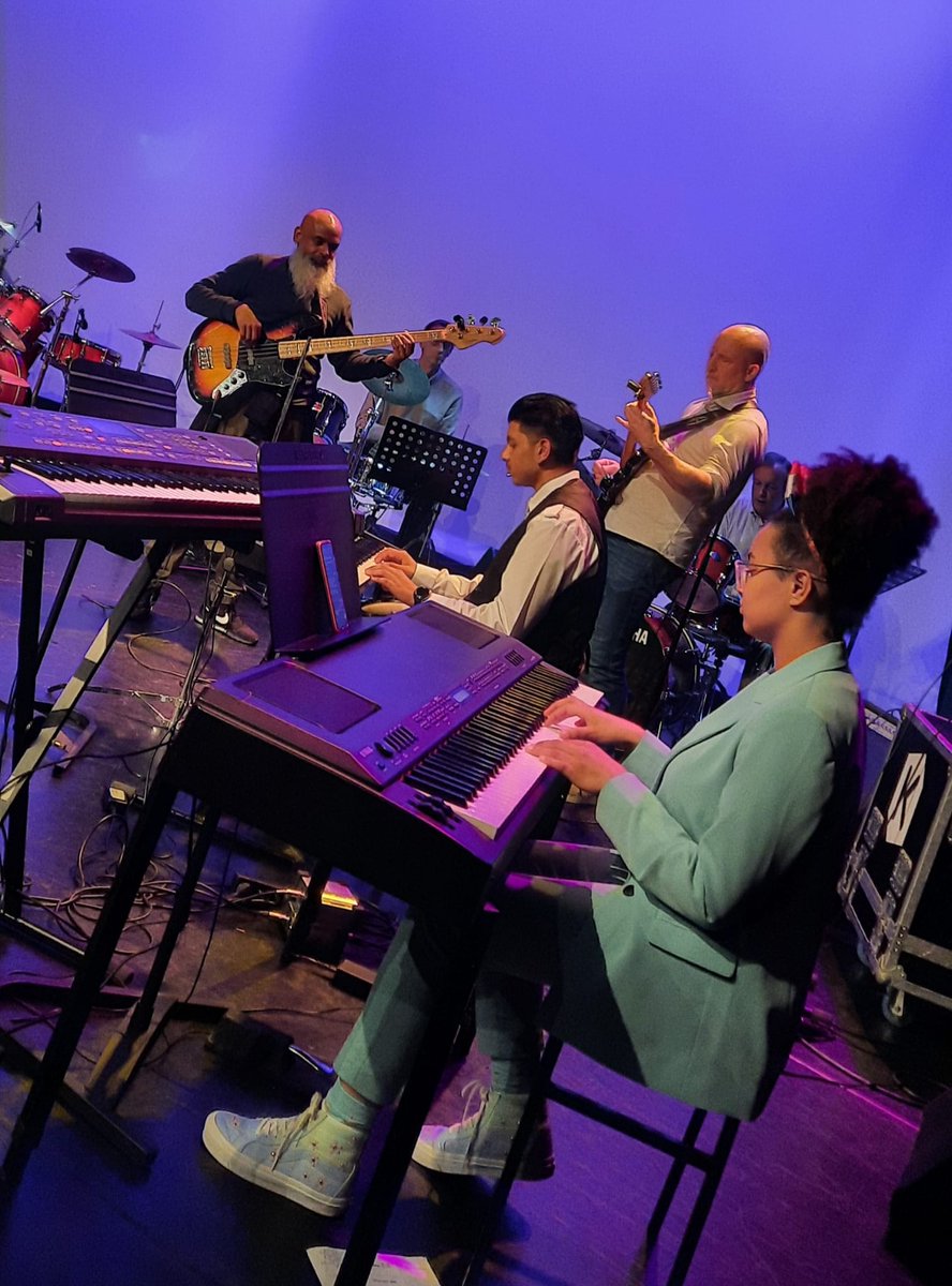 Mis de Muzikale Mixavond in De Kubus niet! 🎶
Geniet van verrassende optredens🎶

🎟️ Gratis toegang!
📅 Datum: 18 december 2024
⏰ Tijd: 19.00 – 21.00 uur
📍 Locatie: Theaterzaal De Kubus

#MuzikaleMixavond #DeKubus #LiveMuziek #GratisToegang #Bandjes #Cello #Zang #UitTip